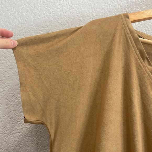 Boutique Camel Tan Faux Suede V Neck Short Sleeve Top Size Large - Picture 4 of 6